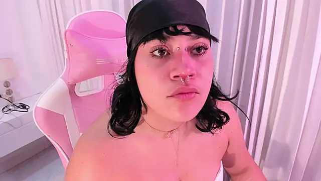 mia yeager online show from November 16, 3:33 am