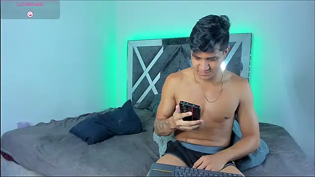 Robertmiller21 online show from March 30, 12:45 am