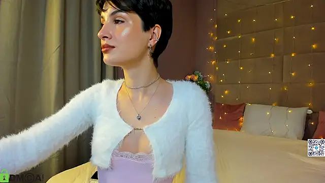 Adeline Perle online show from October 18, 2:13 am