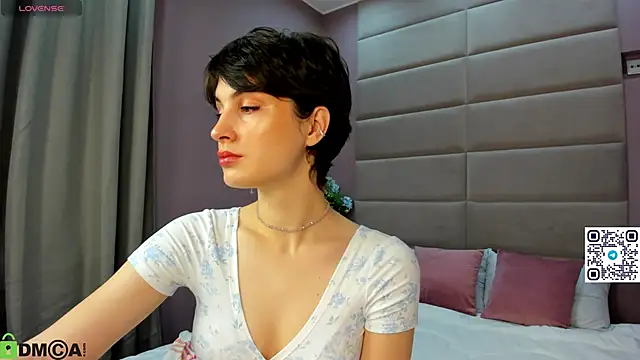Adeline Perle online show from October 3, 2:04 am