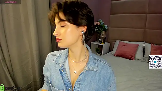 Adeline Perle online show from October 5, 1:40 am