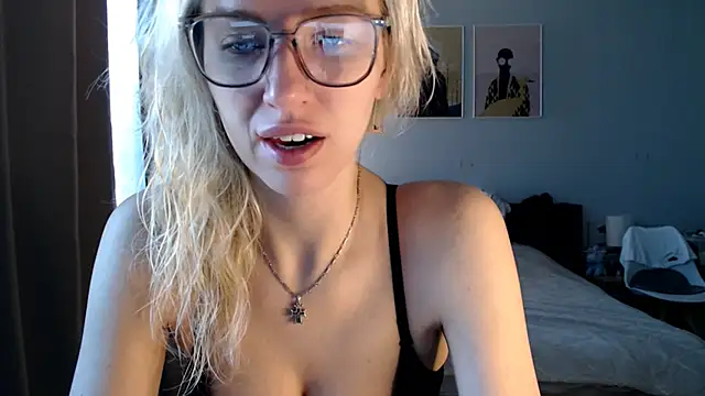 VivianCoke online show from February 7, 8:44 am