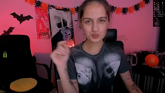 Snapshot of talia_seduce chatting on October 28, 1:10 pm talia seduce online show from October 28, 1:10 pm