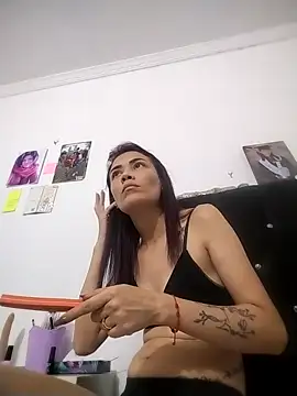 Snapshot of dulcelatin21 chatting on October 28, 12:33 am dulcelatin21 online show from October 28, 12:33 am