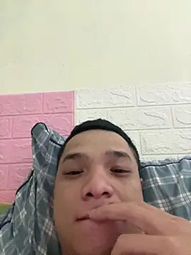 letruong6879 online show from September 19, 3:49 pm