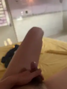 letruong6879 online show from April 2, 9:38 am