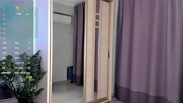 Snapshot of SaraShine_ chatting on October 7, 7:59 pm SaraShine online show from October 7, 7:59 pm