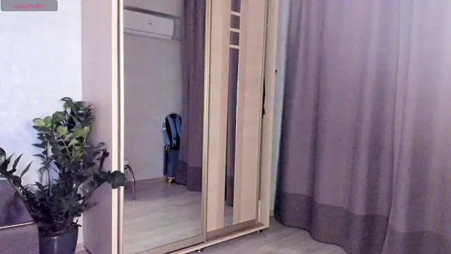 Snapshot of SaraShine_ chatting on October 21, 7:46 pm SaraShine online show from October 21, 7:46 pm