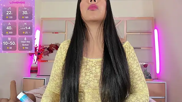 Snapshot of luna_maisonn chatting on June 19, 1:06 pm luna maisonn online show from June 19, 1:06 pm