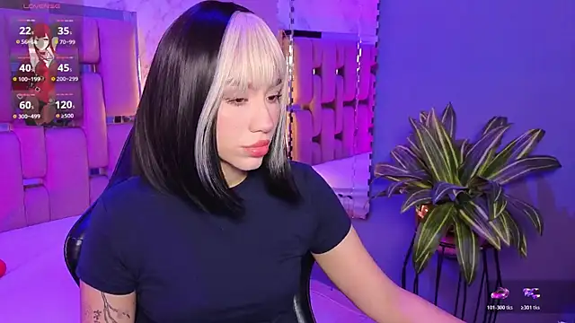 Snapshot of ZharaLux chatting on April 6, 12:50 pm ZharaLux online show from April 6, 12:50 pm