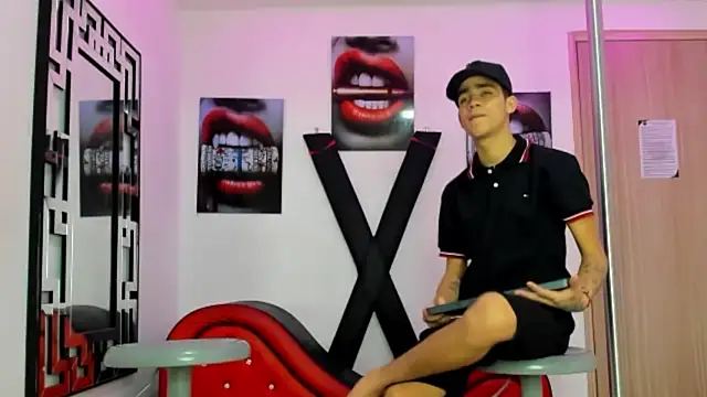 PRETTY FEM online show from October 25, 1:34 pm