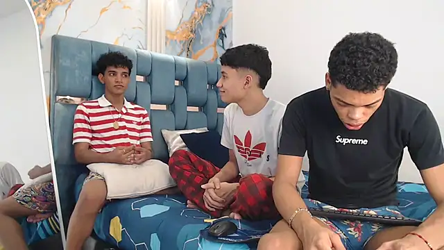 PRETTY FEM online show from March 26, 1:37 am