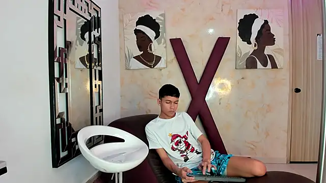 PRETTY FEM online show from March 31, 1:29 am