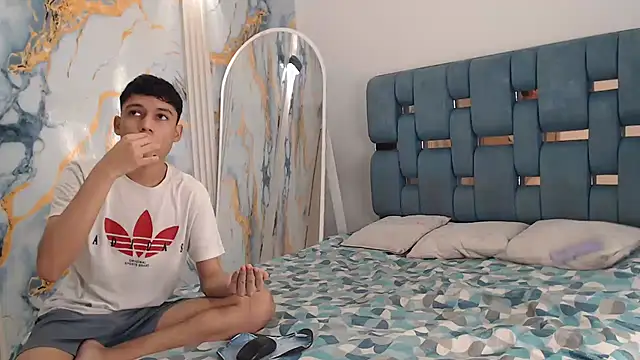 PRETTY FEM online show from April 19, 1:39 am