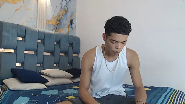 PRETTY FEM online show from February 11, 1:27 am