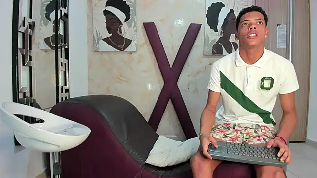 PRETTY FEM online show from June 17, 7:35 pm