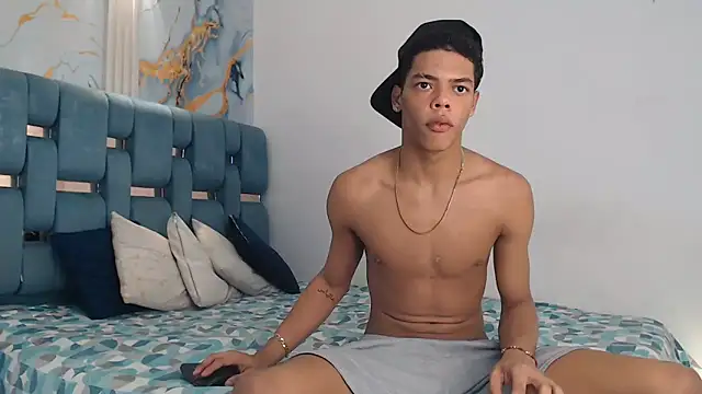 PRETTY FEM online show from February 28, 1:38 am