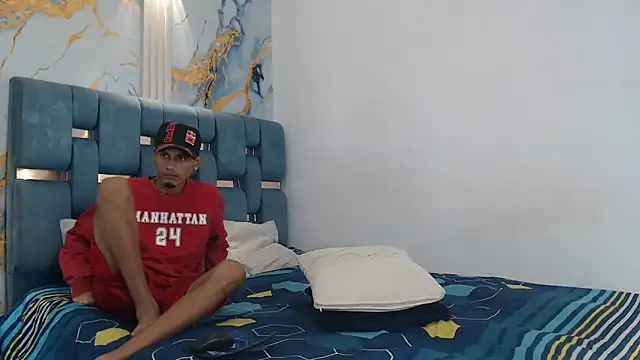 PRETTY FEM online show from February 25, 1:39 am