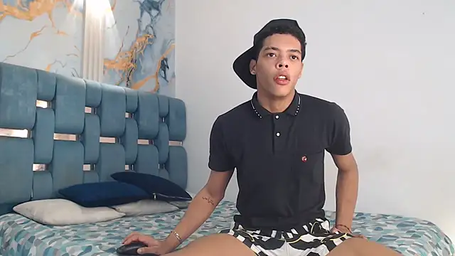 PRETTY FEM online show from March 9, 8:45 pm