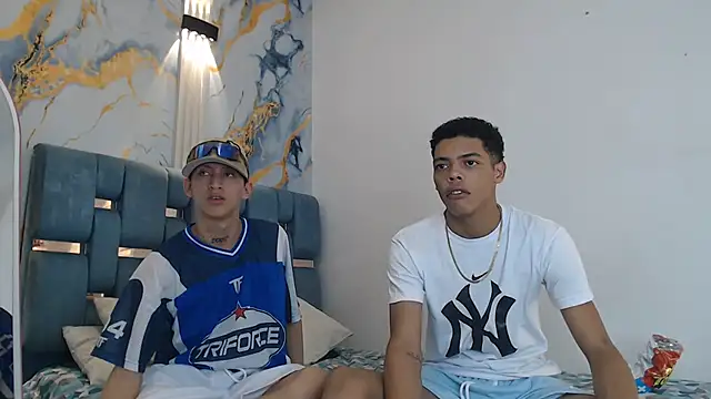 PRETTY FEM online show from January 8, 1:22 am