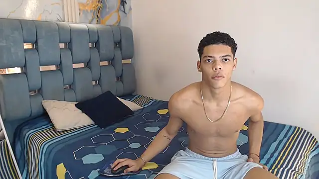 PRETTY FEM online show from April 1, 1:19 am