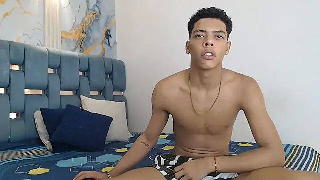 PRETTY FEM online show from February 19, 1:46 am