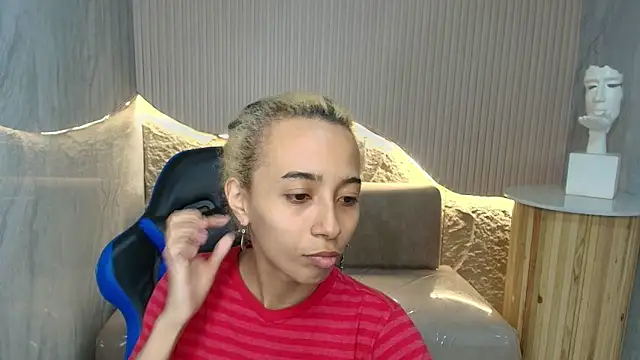 Snapshot of Agnis_ink_r chatting on November 13, 1:04 pm Agnis ink r online show from November 13, 1:04 pm