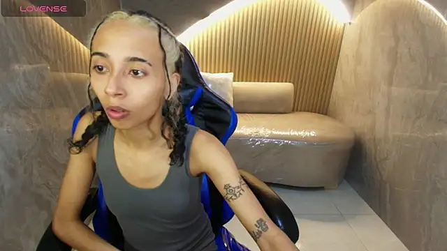 Snapshot of Agnis_ink_r chatting on October 8, 3:08 am Agnis ink r online show from October 8, 3:08 am