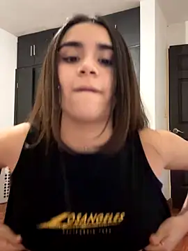 Snapshot of Ariovalle chatting on November 14, 7:45 am Ariovalle online show from November 14, 7:45 am