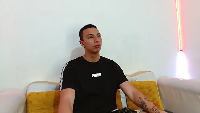 Snapshot of Luna_Noire1 chatting on January 8, 11:33 pm Luna Noire1 online show from January 8, 11:33 pm