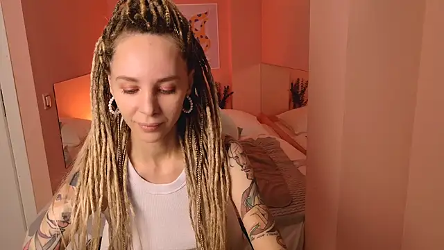 Snapshot of MiaGraham1 chatting on November 6, 8:24 pm MiaGraham1 online show from November 6, 8:24 pm