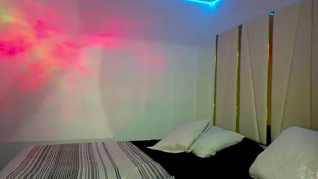 Sarahlove 90 online show from April 21, 8:15 pm