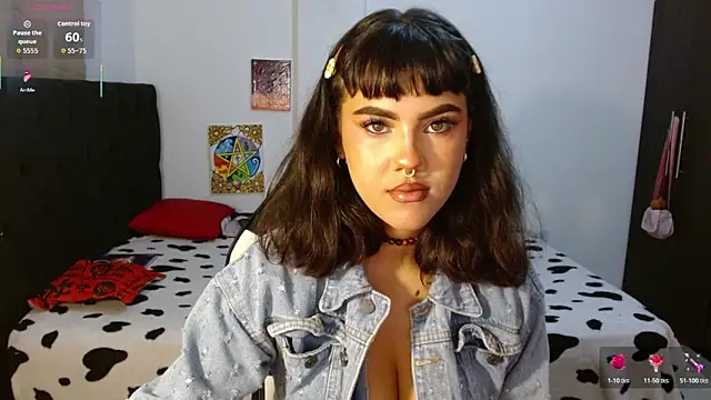 Divinejewel444 online show from October 29, 7:29 am