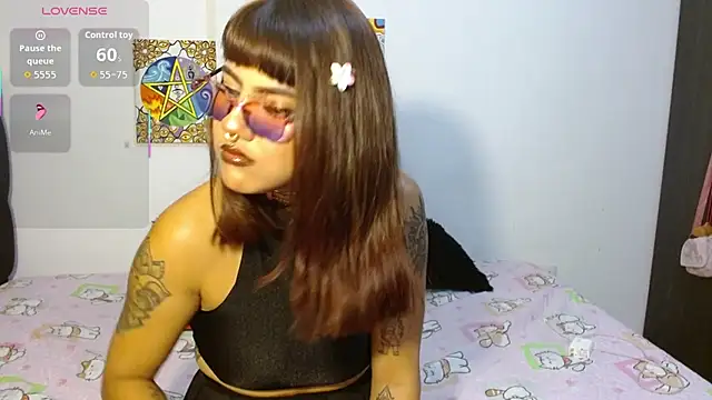 Divinejewel444 online show from November 12, 7:45 am