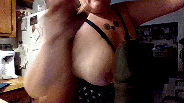 Snapshot of ScrawburryBBW chatting on September 19, 4:27 am ScrawburryBBW online show from September 19, 4:27 am