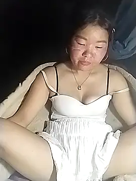 lylylove online show from April 3, 1:39 pm