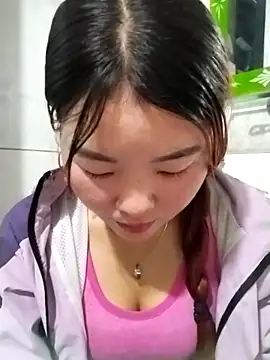 lylylove online show from May 9, 5:22 am