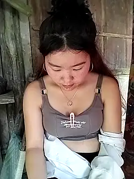 lylylove online show from March 28, 9:10 am