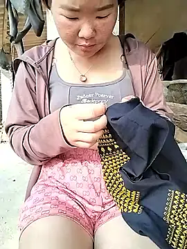 lylylove online show from April 9, 12:56 am