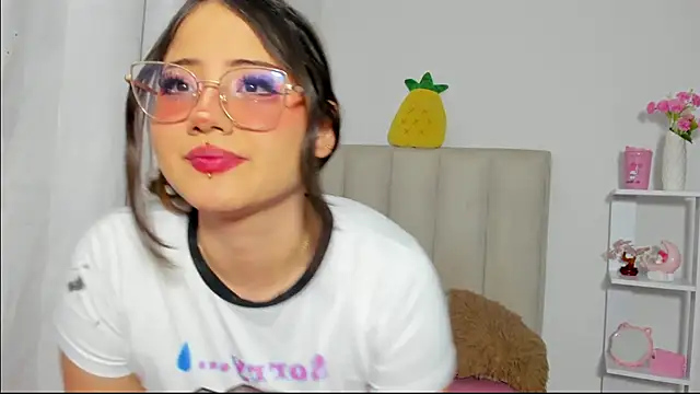 ImSofia222  online show from November 22, 6:12 am