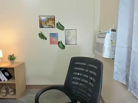 Snapshot of dianne_swift chatting on October 9, 10:27 am dianne swift online show from October 9, 10:27 am