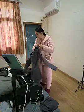 xiiuuff18 online show from March 5, 12:18 am