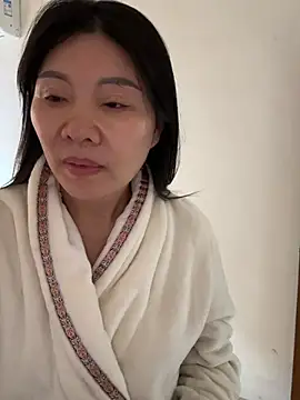 xiiuuff18 online show from March 28, 12:44 am