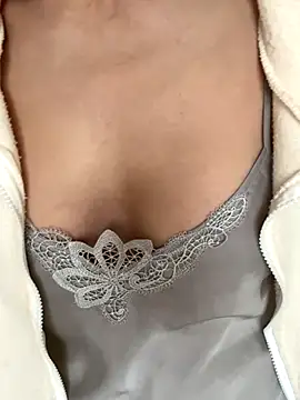 xiiuuff18 online show from October 30, 11:56 pm