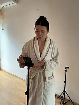 xiiuuff18 online show from April 16, 4:24 am