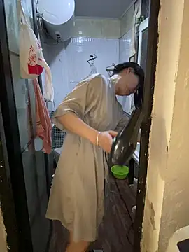 xiiuuff18 online show from May 11, 1:56 pm