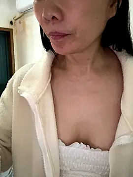 xiiuuff18 online show from November 6, 12:58 am