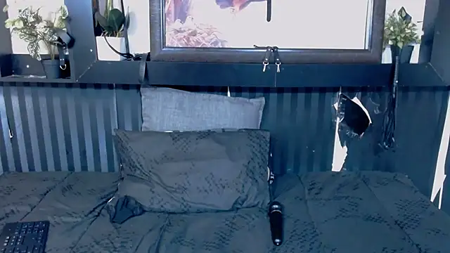 Snapshot of DarkQueen25x chatting on November 11, 10:26 pm DarkQueen25x online show from November 11, 10:26 pm