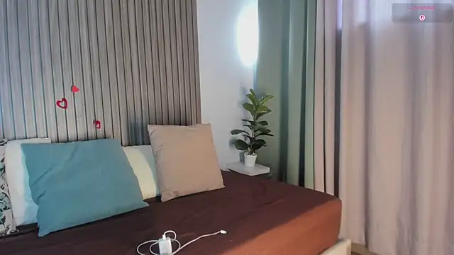 HelenaCole- online show from February 14, 1:33 pm