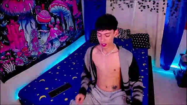 Snapshot of Thedoll_ethan7 chatting on May 24, 7:03 pm Thedoll ethan7 online show from May 24, 7:03 pm